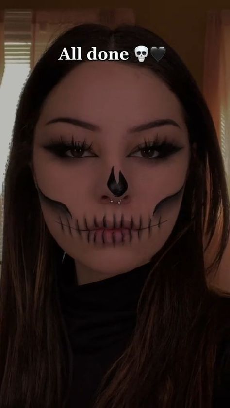 Skull Makeup Look, Halloween Skeleton Makeup, Girl Halloween Makeup, Maquillage Halloween Simple, Skull Makeup Tutorial, Beautiful Halloween Makeup, Tiktok Creator, Halloweenský Makeup, Holloween Makeup