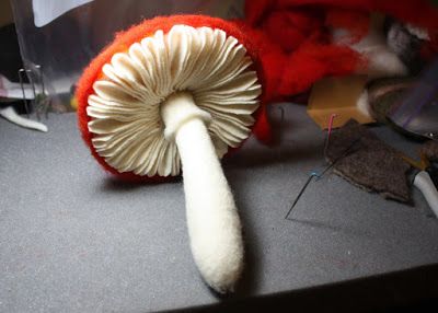 http://lilfishstudios.blogspot.com/ Felt Cottagecore, Cottagecore Inspiration, Felted Figures, Brainerd Minnesota, Felt Mushroom, Mushroom Crafts, Needle Felting Projects, Felt Food, Mushroom Art