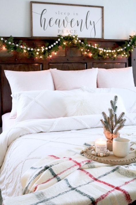 Farmhouse Christmas Bedroom Ideas - Christmas Bedroom Decor - Garland on Headboard - Sign Above Christmas Bed - Christmas Breakfast Tray - Christmas Plaid Throw Pottery Barn #farmhouseChristmas Recamaras King Size, Farmhouse Christmas Bedroom, Headboard Sign, Bedroom For Christmas, Throw Pottery, Cozy Farmhouse Christmas, Winter Bedroom Decor, Christmas Bed, Barn Bedrooms