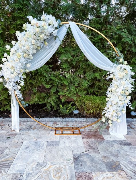 Round Arch For Wedding Ceremony, Circle Arch For Wedding Ceremony, Floral Wedding Arch Ceremony Backdrop, Circular Arch Wedding Backdrop, Round Flower Arch Wedding, Circle Wedding Arch White Flowers, Flower Circle Backdrop, Wedding Backdrop Alter, Circular Floral Arch Wedding