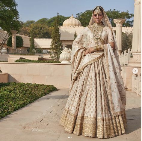 भारतीय दुल्हन संबंधी, Flower Backdrops, Sabyasachi Bridal, Asian Dresses, Sabyasachi Lehenga, Indian Outfits Lehenga, Wedding Lehenga Designs, Indian Bride Outfits, Bridal Lehenga Collection