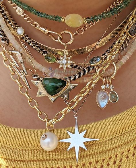 Maximalistic Jewelry, Maxamilist Jewelry, Mixed Metals Jewelry Style, Maximalist Jewelry, How To Have Style, Beautiful Saturday, Dope Jewelry Accessories, Weird Jewelry, Looks Pinterest