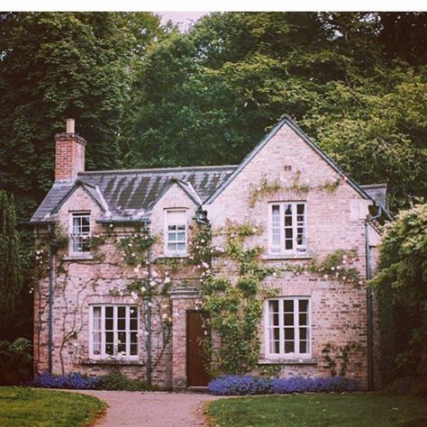 English Cottage Exterior, Stone Cottage Homes, Old English Cottage, British Cottage, Brick Cottage, Case In Pietra, Trendy House, Small Cottage Homes, Stone Cottages