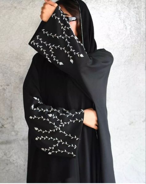 Abaya Nakab, Designer Burkha, Fancy Abaya Designs, Black Burkha, Embroidery Abaya Design, College Kurti, Abaya Burkha, Trending Embroidery, Latest Abaya Designs