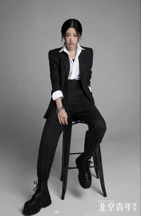 Tomboy Suit, Moda Kpop, Woman In Suit, Woman Suit Fashion, Foto Poses, Tomboy Outfits, Tomboy Style Outfits, Tomboy Fashion