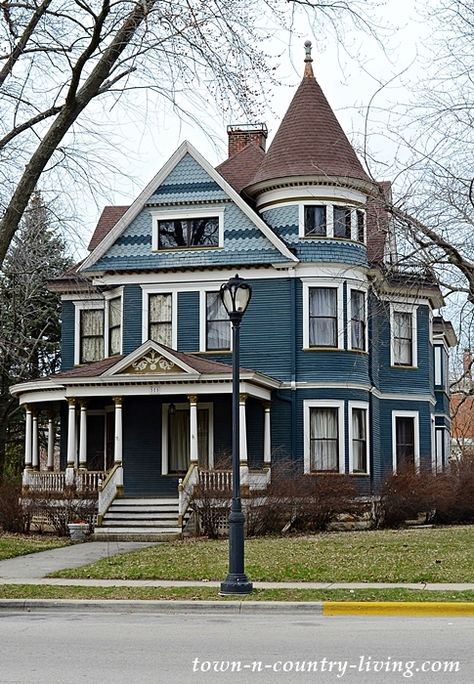 Victorian House Colors, Victorian Homes Exterior, Aurora Illinois, Shen Yun, Older Homes, Queen Anne House, Victorian Exterior, Historic Homes For Sale, Old Victorian Homes