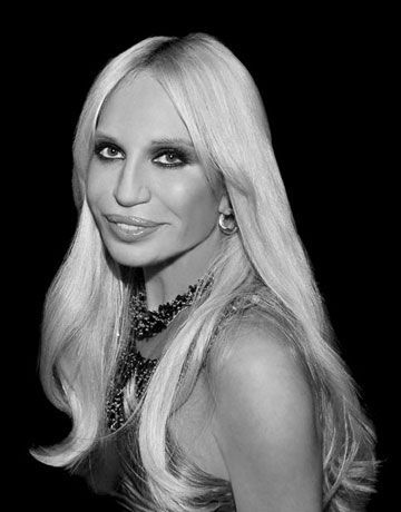 My List: Donatella Versace in 24 Hours - HarpersBAZAAR.com Donatella Versace 90s, Donatella Versace Young, Versace Aesthetic, Gianni And Donatella Versace, Versace 90s, Versace Style, Photographie Portrait Inspiration, Versace Fashion, Fashion Articles