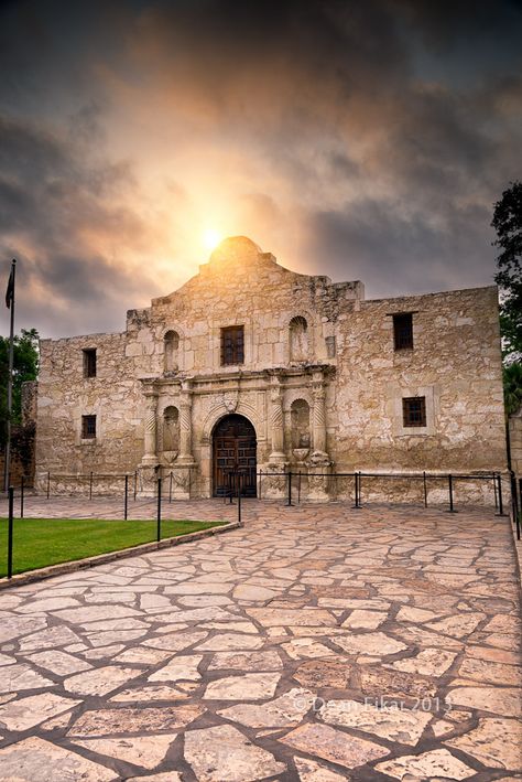 San Antonio Attractions, Alamo San Antonio, Travel Texas, Texas Farm, Southwest Usa, The Alamo, Us Road Trip, Texas History, Travel Spots