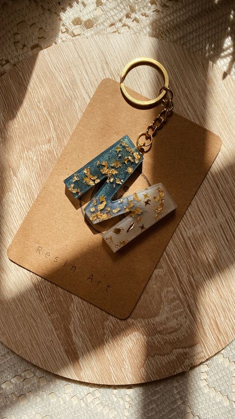 #resin #art #keychain #gold #letter #blue Resin Art Keychain Letters, Keychain Photography, Resin Art Keychain, Resin Key Chains, Diy Resin Gifts, Resin Letter Keychain, Diy Resin Keychain, Resin Gifts, Resin Arts