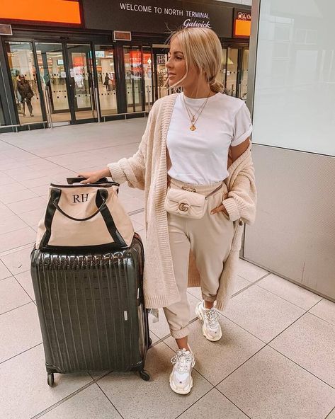 What to wear travelling: The best outfits for the airport + long-haul flights Airplane Travel Outfits, Airport Outfit Comfy, Cute Airport Outfit, Casual Travel Outfit, Comfy Airport Outfit, Plane Outfit, Airport Outfit Summer, Airport Travel Outfits, Cute Travel Outfits