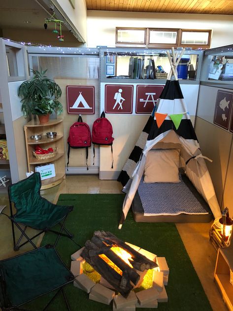 Campsite Role Play, 0-2 Daycare Room, Diy Role Play Area, Reggio Kitchen Dramatic Play, Home Area Role Play Ideas, Preschool Imaginative Play, Nature Dramatic Play Preschool, Campsite Dramatic Play, Camping Role Play Eyfs