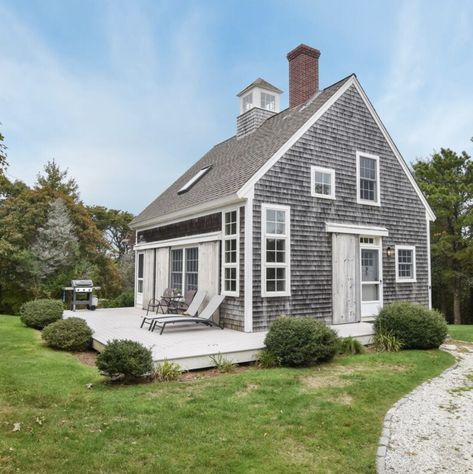 Cape Cod Houses On The Beach, Cape Cod Tiny House, Old Silver Shed Cape Cod, Cape Cod Airbnb, Cape Cod Beach House Nantucket Cottage, Cape Cod Homes Exterior, Small Cape Cod House Exterior, Cape Cod House Interior Ideas, Camp Exterior