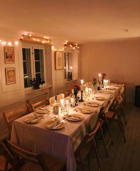 Minimalistic Dinner Party, Dinner Party Decorations Simple, Dinner Party Family Style, In Home Dinner Party, Small Engagement Dinner Ideas, Hosting A Dinner Party Small Apartments, Family Dinner Decor, Wedding Dinner At Home, Birthday Dinner At Home Decor