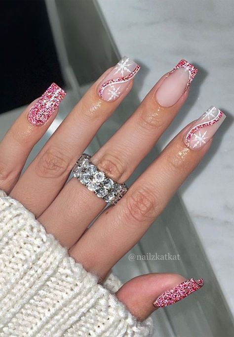 Christmas Nail Designs Acrylic, Christmas Nails Glitter, Pink Sparkly Nails, Fingernail Ideas, Xmas Nail Designs, Nail Art Noel, New Years Nail Designs, Cute Christmas Nails, Christmas Nails Easy