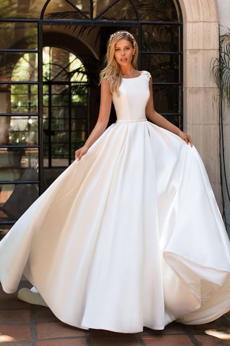 Wedding Dress Cinderella, Moonlight Wedding Dress, Boat Neck Wedding Dress, Sukienki Maksi, Moonlight Bridal, Wedding Dresses Lace Ballgown, Elegant Ball Gowns, Pleated Gown, Pnina Tornai