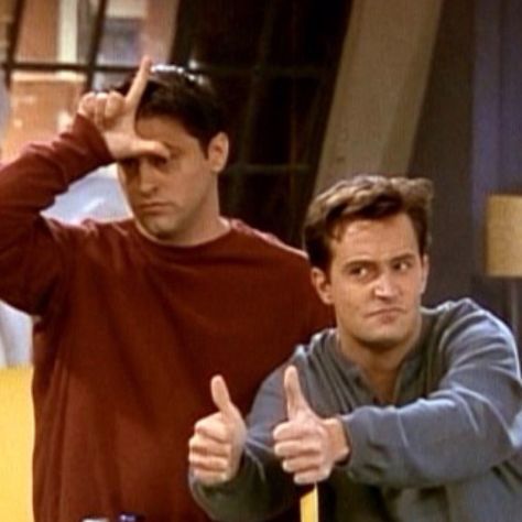 Joey and Chandler (Loser) Friends Sitcom, Grey Aesthetic, Smelly Cat, Tech Humor, Ross Geller, Photography People, Joey Tribbiani, Friends Moments, Phoebe Buffay