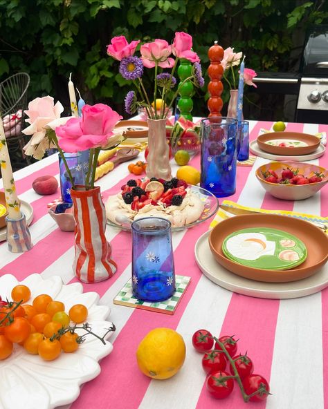 THIS 🍽️💗OR THAT 💛🍽️? Two looks - one firm favourite ? What one did you like more ? Table 1 Pretty in Pink 🎀🎀 or ✨✨✨✨ Table 2 Our sunny Yellow table ? ☀️☀️ Love to hear your thoughts !! #tablescape #tabletop #interior #alfresco #pink Table Decor Colorful, Bright Tablescape, Colorful Dinner, Eclectic Tablescape, Colorful Tablescapes, Retro Pink Kitchens, Bright Table, Colorful Table Setting, Funky Wedding