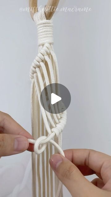 Nghi Ho | Macrame Content Creator/ Author on Instagram: "A fun way to play with Double Half Hitches on a plant hanger. Will you try? 🪴 🌿Drop a comment if you like it😊 Save this tutorial now for later projects !!!!  #fiberartist #fiberfeature #dreamcatcherdiy #macramelove #fiberarts #bohemianliving  #macramepattern #macramemovement  #macramé #macramedecor #handmadedecor #macramewallhanging #modernmacrame #macrameart #macramecommunity #macramemakers #macrameplanthanger #macramekeychain #macramebags #macramemakers #macrameplanters #macrameeveryday #macrametutorial #missknottiemacrame" Diy Macrame Plant Hanger Pattern Free, 3d Macrame, Coaster Macrame, Plants Hanger, Macrame Tutorial Beginner, Macrame Decor Ideas, Diy Macrame Plant Hanger Easy, Macrame Holder, Diy Macrame Plant Hanger Pattern