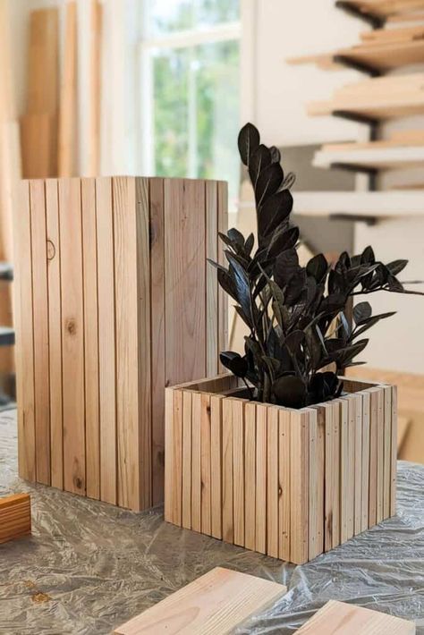 Modern Planter Boxes, Large Diy Planters, Diy Modern Planter, Diy Cedar Planter, Wood Wall Decor Diy, Diy Cedar Planter Box, Cheap Planters, Diy Planters Indoor, Diy Wooden Planters