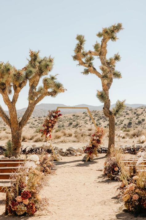 I love being part of any Joshua Tree wedding because they’re always beautiful. But the bride and groom’s unique bohemian wedding was absolutely breathtaking! Check out the blog post to view the gallery! Desert Wedding Alter Ideas, Wedding Joshua Tree, Joshua Tree Wedding Ceremony, Manifest Wedding, Desert Wedding Flowers, Desert Theme Wedding, Desert Wedding Venues, Desert Wedding Ceremony, Desert Boho Wedding