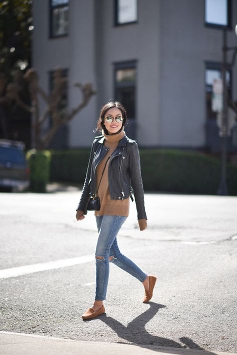 A leather jacket is a fashion staple that no woman should be without. Classic, chic, and timeless, it's a piece you'll reach for again and again. Loafers For Women Outfit Winter, Brogues Womens Outfit, Loafers For Women Outfit, Blazer En Cuir, How To Wear Loafers, Looks Jeans, Loafers Outfit, Stil Boho, Outfit Chic