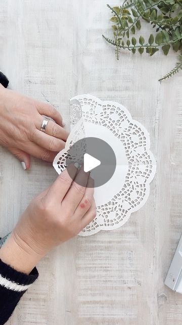 Doily Diy Ideas, Craft Fair Favorites, Paper Doily Crafts Christmas Angel Ornaments, Diy With Doilies, Doily Paper Crafts, Crafts With Doilies Ideas, Paper Doily Crafts Wedding, Paper Snow Flake Pattern, How To Starch Doilies