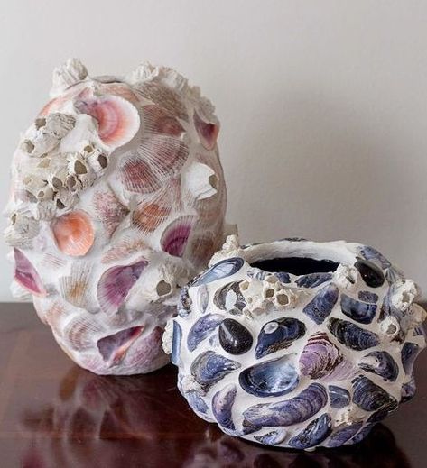 Seashell Craft Ideas Pottery With Shells, Seashell Ceramics, Mussel Shell Crafts, Clay Barnacles, Mussel Shell Art, Deco Theme Marin, Shell Pottery, Scallop Shell Craft, Shell Vase