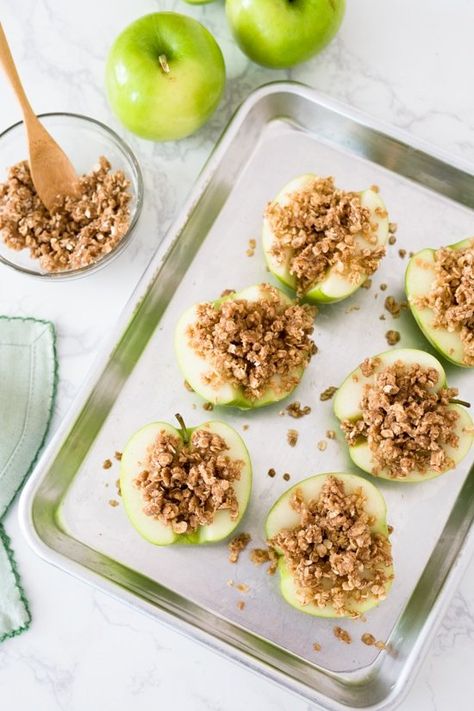 Delightfully Baked Apples - Skinnytaste Weight Watchers Baked Apples, Baked Apple Topping, Ww Deserts, Frozen Things, Apple Crisps, Light Dessert, Baked Pears, Cool Autumn, Autumn Evening