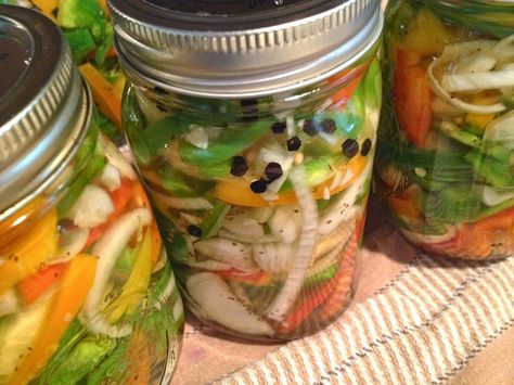 Sweet And Sour Pickles Recipe, Pickled Sweet Peppers, Pickled Pepper Recipe, Green Pepper Recipes, Canning Peppers, Pickled Vegetables Recipe, Pickled Peppers, Sour Pickles, Canning Pickles