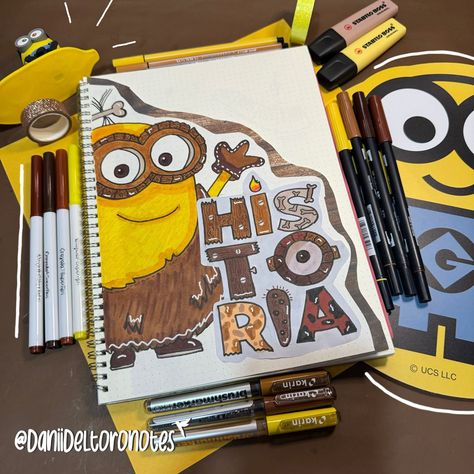 Holi chiqui 💛🤎 hoy te traigo esta idea de portada para la materia de Historia de los #minions Comenta tu materia y hago la portada 👇🏼 Colab con @marianaysupapeleria Si te gustó dale like 👍, comenta 🗯 y guarda el post 📌. . . . #plumonesbonitos #papeler #apuntesbonitos #apuntesfaciles #apuntesymasapuntes #decoratitulos #ideasbonitas #ideascreativas #ideasdedecoracion #inspo #morradelosplumones #studygrammers #edicion #nuevofeed #seccionexplorar #studygram #emprendedorasmx #daniideltoron... Art For School, Ideas Portadas, Notes On Instagram, Creative Book Cover Designs, Valentine Card Crafts, Notes Inspo, Bold Women, Creative Book Covers, School Book Covers