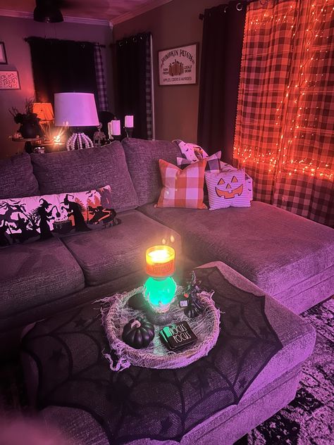 Halloween Living Room Decor Ideas Cozy, Studio Apartment Fall Decor, Halloween Decor Living Room Cozy, Halloween Living Room Decor Apartment, Halloween Living Room Aesthetic, Horror Apartment Decor, Fall Theme Room, Spooky Living Room Decor, Halloween Themed Living Room