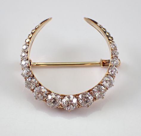 Antique Art Deco 14k Yellow Gold Diamond Crescent Brooch Pin. This brooch is set with fifteen Old Miner Round Diamonds. These diamonds are F/G color, SI clarity and weigh a total of 2.20 carats. This brooch is made of 14KT Yellow Gold, weighs 4.3 grams and measures 27 mm in diameter. This brooch da Art Deco Jewelry 1920s, Moon Brooch, Glamorous Jewelry, Simple Diamonds, Gold Jewelry Simple, Diamond Brooch, Art Deco Jewelry, Diamond Fashion, Gold Pearl