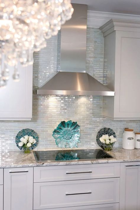 15 Glass Backsplash Ideas To Spark Your Renovation Ideas Glass Tiles Kitchen, Glass Backsplash Kitchen, Glass Kitchen Backsplash, Iridescent Glass Tiles, Kabinet Dapur, Herringbone Backsplash, Kitchen Backsplash Designs, Glass Tile Backsplash, Backsplash Kitchen