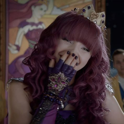 descendants (2017) Evie Descendants, Mal Descendants, Disney Descendants Movie, Descendants Characters, Mal And Evie, Descendants Cast, Rotten To The Core, Descendants 2, Disney Descendants