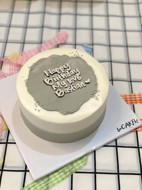 Gray Cake Birthday For Men, Bento Cake Untuk Cowok, Cake Cowo, Cake Birthday Aesthetic Boy, Desain Bento Cake, Cake Untuk Cowok, 6 Inch Cake Design, Birthday Cake Korean, Kue Disney