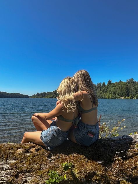 Two girls sitting on a log hugging River Pictures Ideas Best Friends, Lake Photo Shoot Ideas, Lake Pic Inspo Aesthetic, Lake Photo Ideas, Lake Photoshoot Ideas, Friendship Board, Bestie Poses, Bestie Photos, Cute Friend Poses