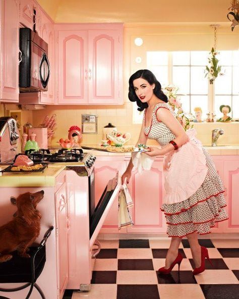 Pink Retro Kitchen, Burlesque Vintage, Vintage Housewife, Estilo Pin Up, Casa Vintage, Vintage Lifestyle, Domestic Goddess, Instyle Magazine, Dita Von