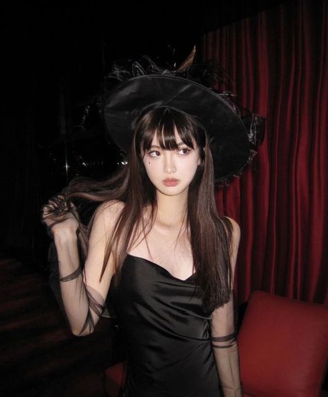 #aesthetic #halloween #cute #witch #asian #uzzlang #pfp #ethereal #dreamy #pretty #uzzlanggirl Pfp Ethereal, Kpop Halloween Costume, Stylish Halloween Costumes, Iconic Halloween Costumes, Circus Outfits, Classy Halloween Costumes, Girls Halloween Outfits, Cute Witch, Pretty Halloween