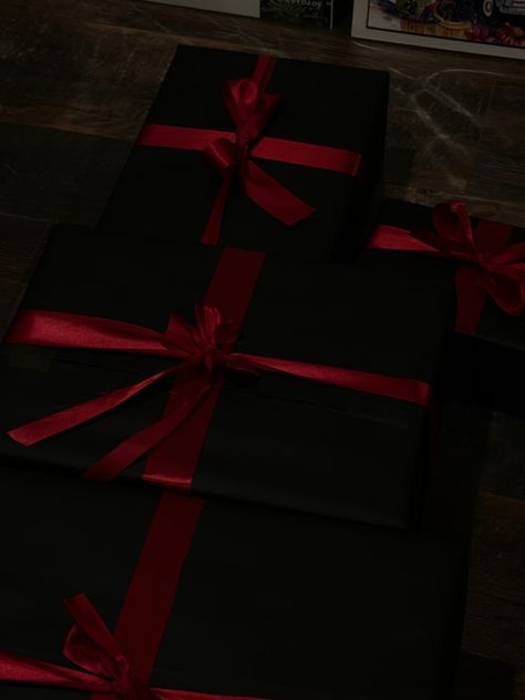 Black White And Red Christmas Wrapping, Red Wrapped Presents, Black And Red Gift Box Ideas, Black And Red Wrapping Christmas Gifts, Black And Red Christmas Wrapping, Black And Red Gift Wrapping Ideas, Black Wrapped Gifts, Red Christmas Presents Aesthetic, Christmas Wrapping Ideas Aesthetic