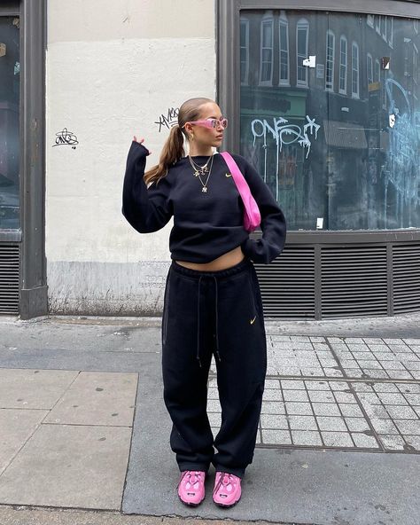 Sweats Outfit, Outfit Pink, Streetwear Fashion Women, Swaggy Outfits, Instagram Inspo, Streetwear Outfits, Pink Outfit, Mode Inspiration, Streetwear Outfit