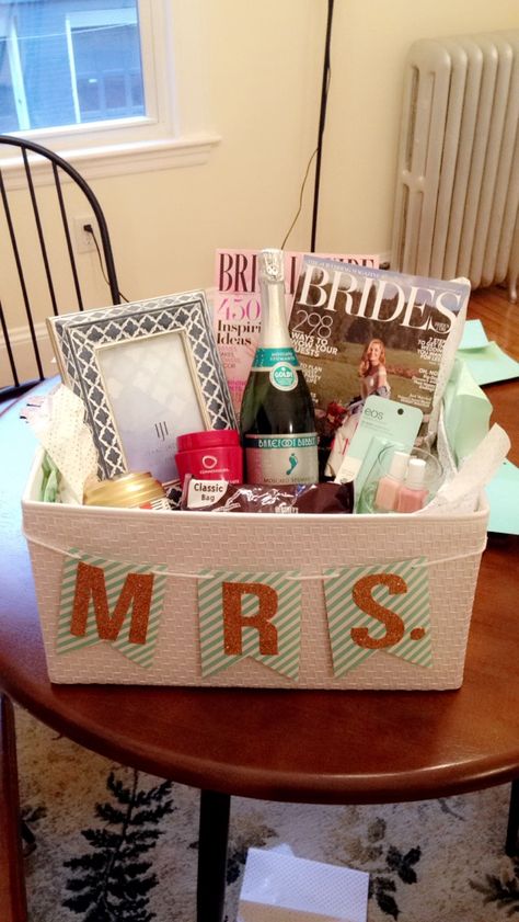 Diy Bride Gift Basket, Happy Engagement Gift Basket, Engagement Party Basket Gift, Engagement Diy Gifts, Engagement Basket For Bride, Bride Basket Gift Ideas, Bride To Be Basket, Engagement Gift Basket Ideas, Engagement Basket Ideas