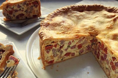 The Best Italian Meat Pie Recipe (Pizza Rustica) | finedininglovers.com Italian Meat Pie Recipe, Pizzagaina Recipe, Italian Easter Recipes, Sweet Brunch Recipes, Italian Easter Pie, Sweet Brunch, Easter Pie, Pizza Rustica, Meat Pie Recipe