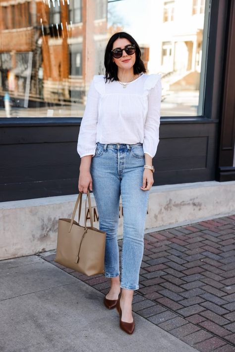 White Blouse Top Outfit, White Tops And Jeans Outfit, Jeans White Blouse Outfit, White Top And Jeans Outfit Classy, Jeans And White Shirt Outfit Classy, White Blouse Jeans Outfit, White Blouse Outfit Casual, White Blouse Outfit Classy, White Top And Jeans Outfit