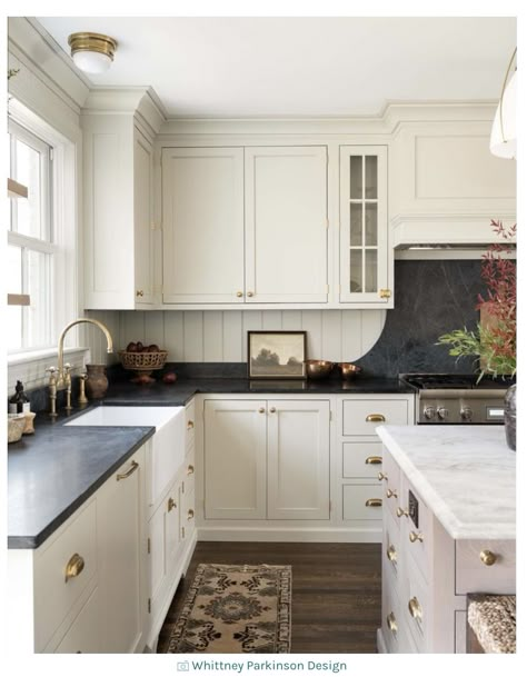 Beadboard Kitchen, Black Countertops, Diy Backsplash, Kitchen Farmhouse, Up House, Kitchen Trends, Cottage Kitchen, English Cottage, Design Living Room