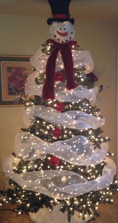 Snowman Christmas tree - I love this! Spiritual Christmas Tree, Natal Country, Christmas Tree Decorated, Creative Christmas Trees, Door Swag, Snowman Tree, Snowman Christmas Tree, Tree Decorating, Beautiful Christmas Trees