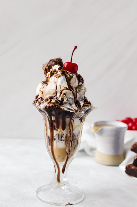 It isn't summer without a sundae and it doesn't get better than a brownie sundae. You won't want to share this delicious dessert, but luckily it's easy like Sundae morning so any one can make it. Sundae Recipes, Brownie Sundae, Healthy Food Menu, Yummy Ice Cream, Healthy Food Facts, Think Food, Ice Cream Sundae, Good Healthy Recipes, Frozen Desserts