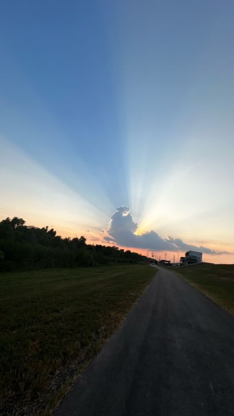 I am in love with taking pictures of the sky and I think this was the best one I have taken— Night Sky Pictures, Taking Pictures Of The Sky, Picture Of Sky, Pics Of The Sky, Picture Of The Sky, Pictures Of The Sky, Calm Pictures, Photo Fake, Gods Art