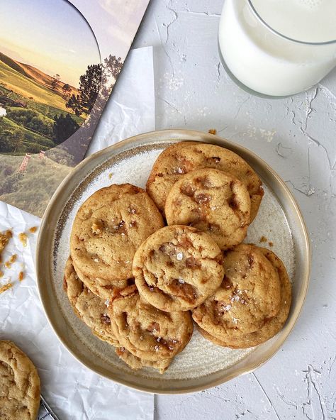 Salted Caramel Cookies from Leeds St Bakery Salted Cookies Recipe, Salt Cookies Recipe, Salted Cookies, Salted Caramel Cookies Recipe, Caramel Cookies Recipes, Salted Caramel Cookie, Caramel Biscuits, Salted Caramel Cookies, Peanut Cookies