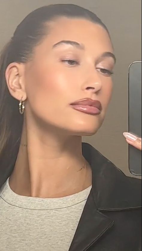 How To Get Hailey Bieber’s “Brownie Glazed Lips” Look Brown Lip Liner Makeup Looks, Glazed Makeup Look, Brownie Lip Combo, Brown Lined Lip, Draw Glossy Lips, Brown Lip Makeup Look, Fall Lip Combo, Brown Glossy Lips, 90s Lip Combo