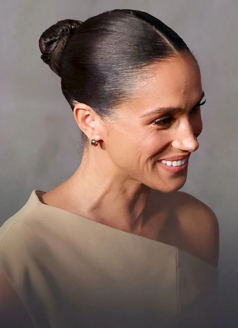 hair, hairstyles, elegant hairstyle, timeless hairstyle Sleek Wedding Hair, Messy Bun Styles, Sleek Bun Hairstyles, Timeless Hairstyles, Long And Short Hair, Classy Hairstyles, Pulled Back Hairstyles, Guest Hair, Mother Of The Bride Hair